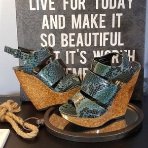 XOXO wedge sandals sz 8 Ruthie faux snakeskin cork